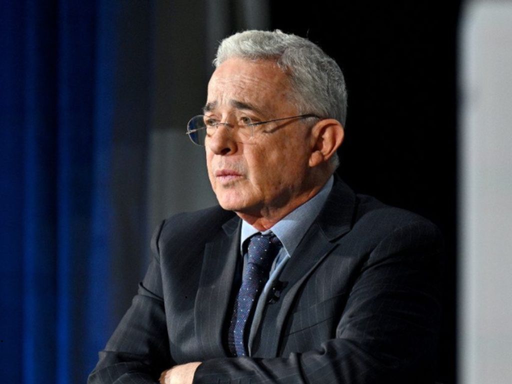 El Tribunal Superior de Bogotá absolvió al expresidente Álvaro Uribe Vélez de los delitos de soborno en actuación penal y fraude procesal.