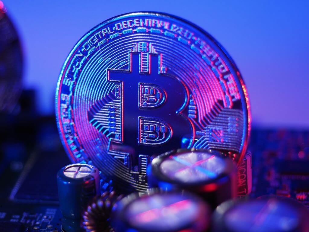 Bitcoin se consolida como el sexto activo con mayor capitalización mundial, respondiendo a una combinación de factores.