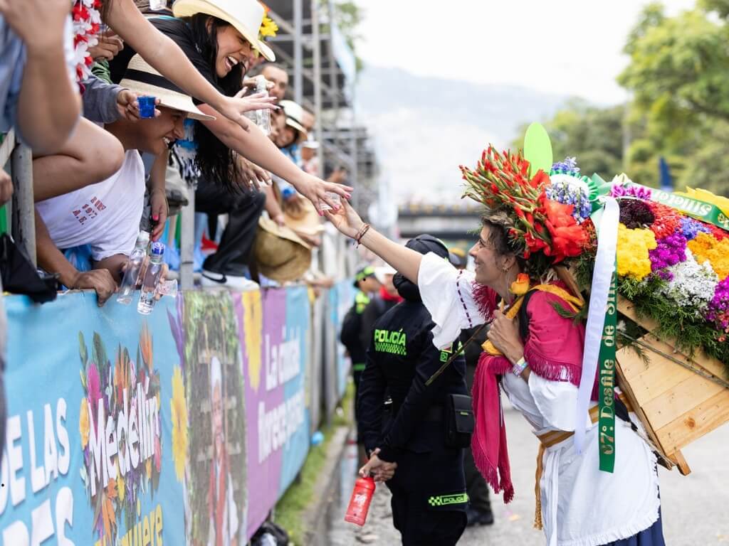 Las inscripciones para los 28.000 pases permitirán disfrutar de los principales desfiles de la Feria de las Flores 2025.