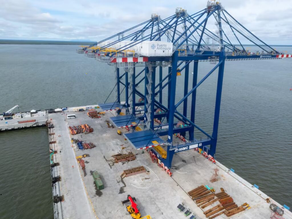 Puerto Antioquia. Con un avance del 95% y una inversión de 770 millones de dólares, Puerto Antioquia está listo para comenzar operaciones el 1 de noviembre.