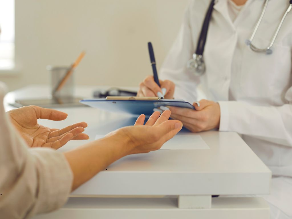 El decreto expedido por el Ministerio de Salud ha desatado una ola de críticas desde el sector empresarial y las aseguradoras.