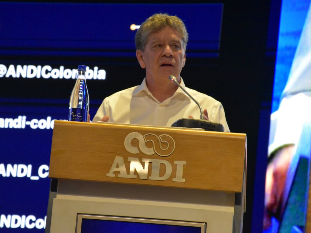 Bruce Mac Master, presidente de la ANDI, pronunció un discurso cargado de emotividad y visión estratégica.