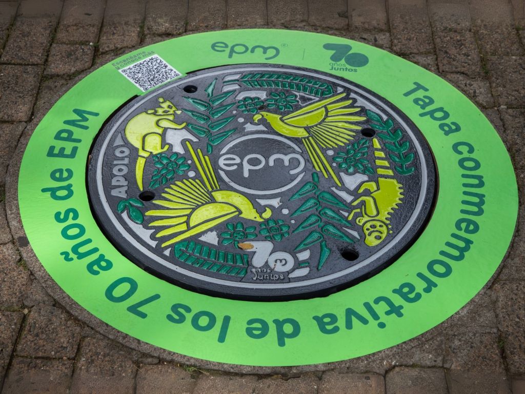 Como parte de su 70 aniversario, EPM inició la instalación de 100 tapas de alcantarillado conmemorativas en Antioquia.