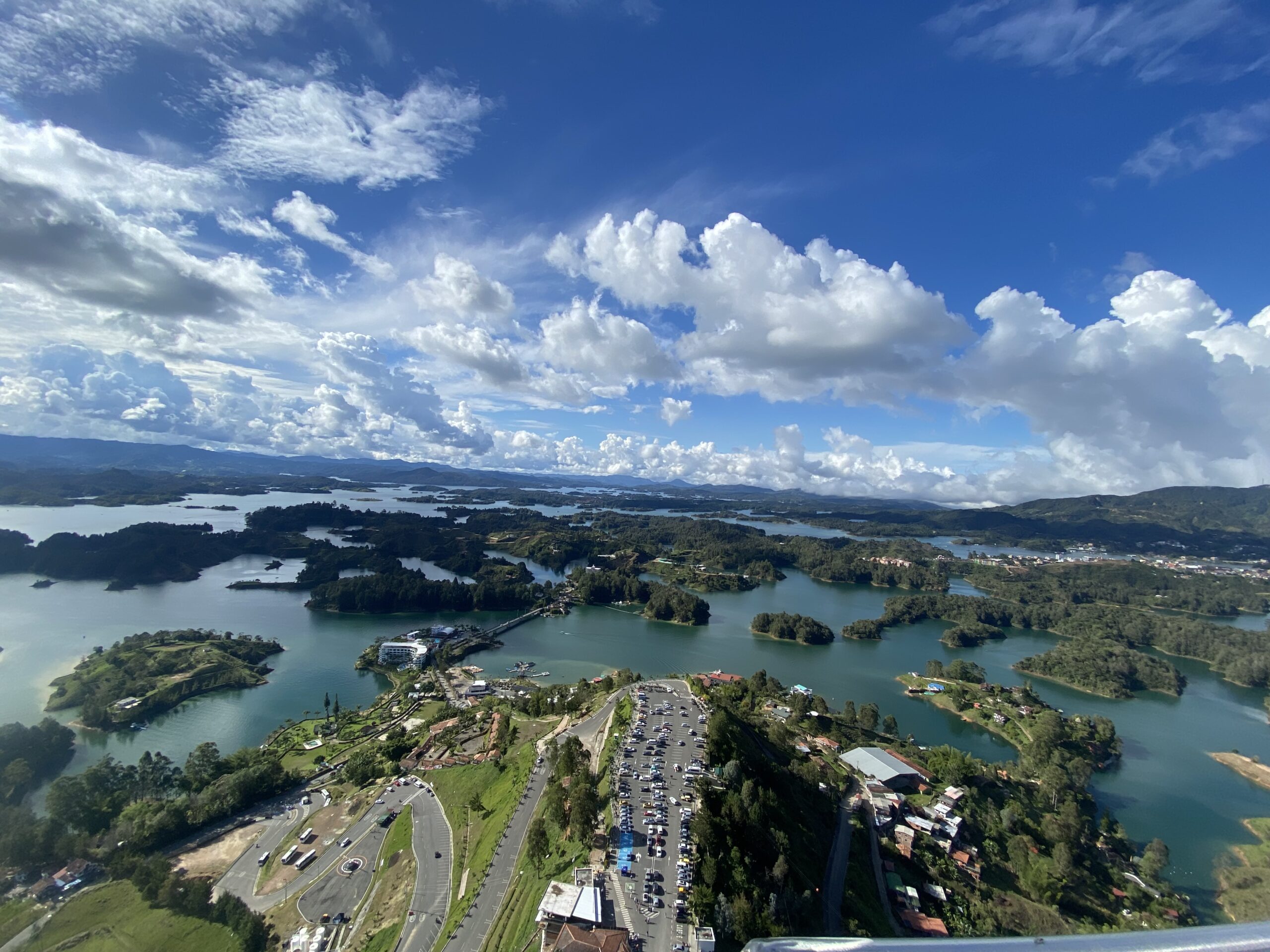 Empresas Públicas de Medellín (EPM) destinó $195.000 millones en 2024 para fortalecer el desarrollo social y ambiental en Colombia.