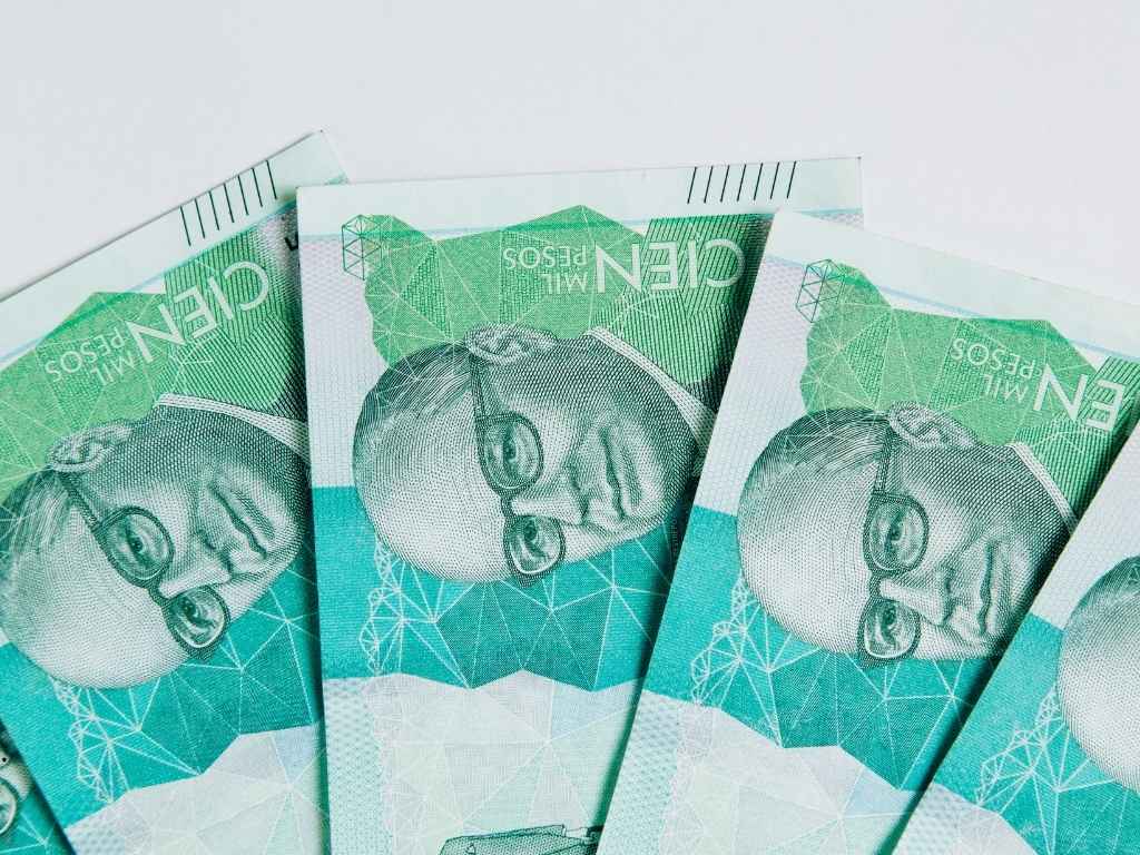 En la imagen se ven billetes de $100.000 colombianos