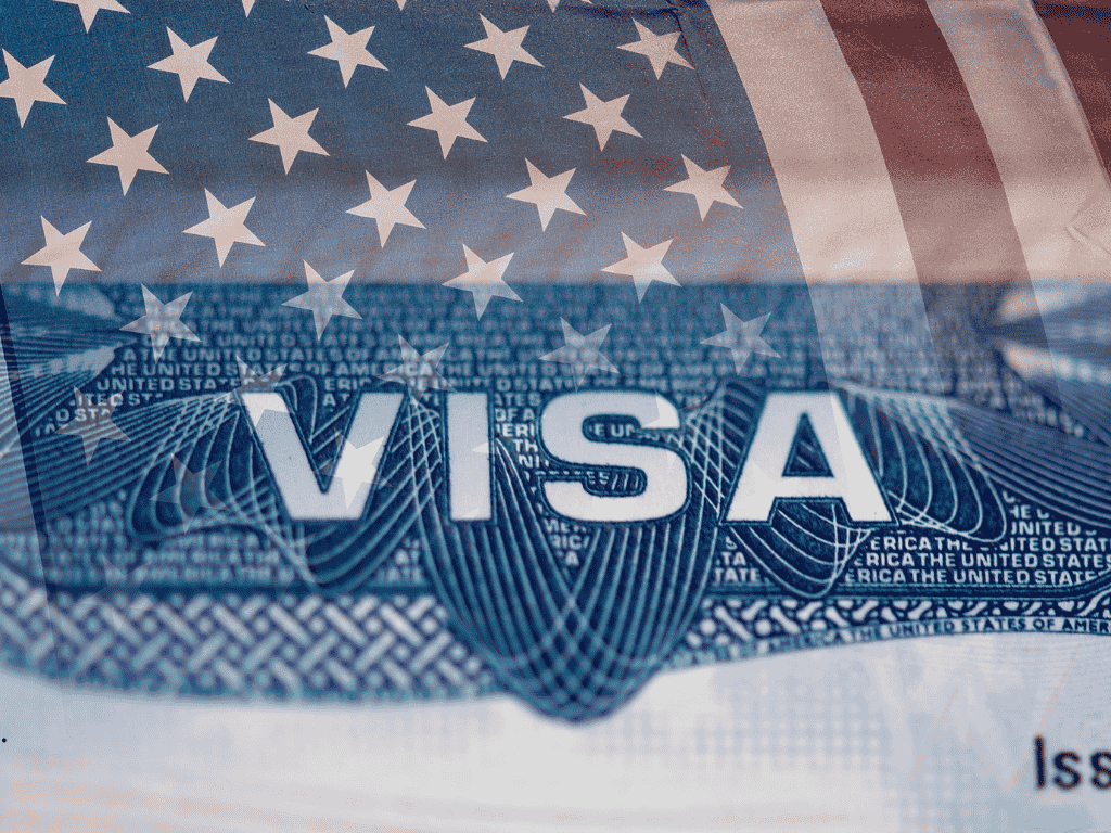 Foto: Canva. Trump ha impuesto una tarifa anual de US$100.000 por la Visa H-1B, un salto que eleva el costo total por encima de los US$105.000.