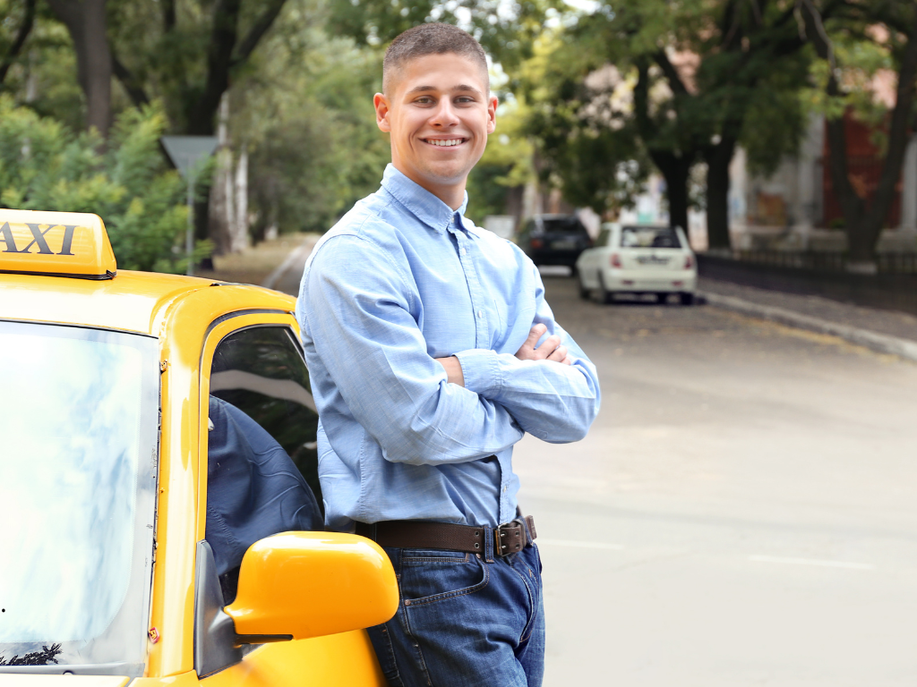En la imagen se ve un taxista