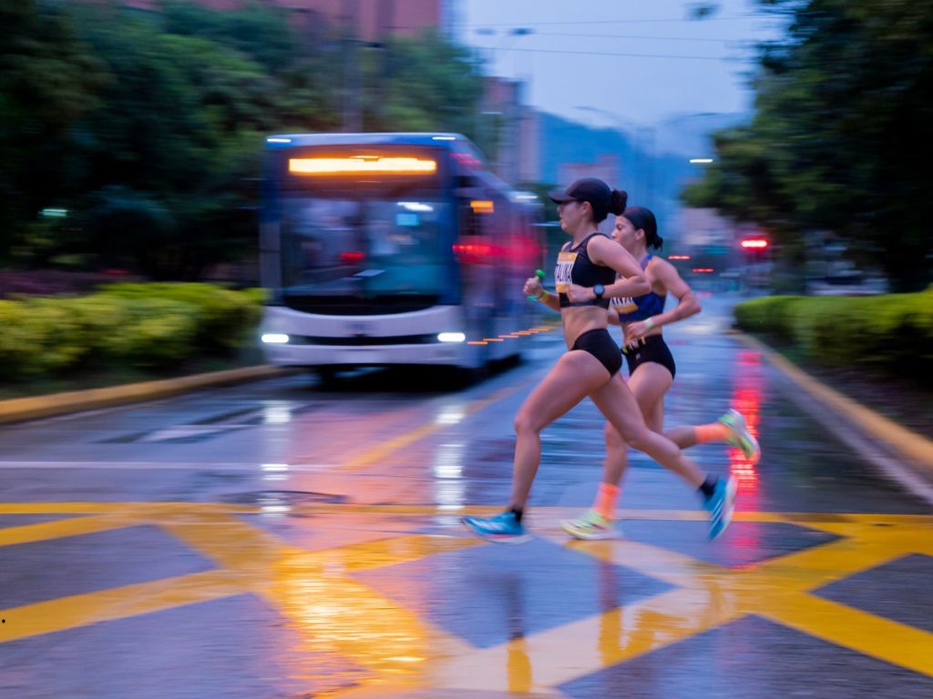En la imagen se ven dos participantes de versiones anteriores de Maraton Medellín