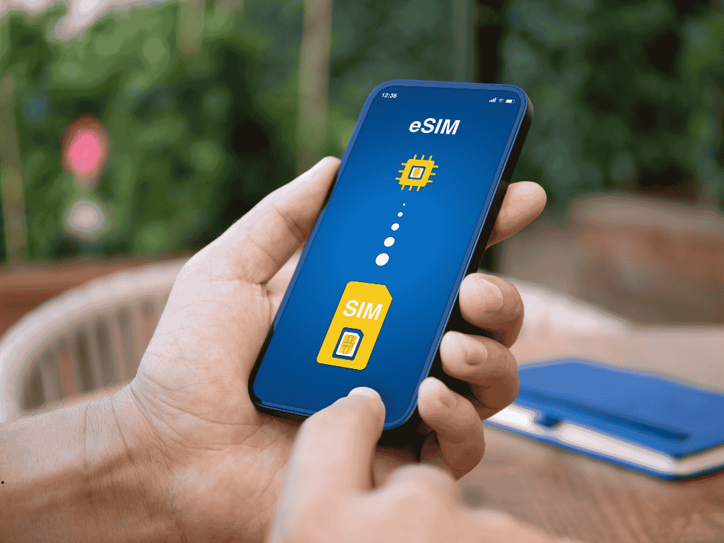 En la imagen se ve una tarjeta eSIM