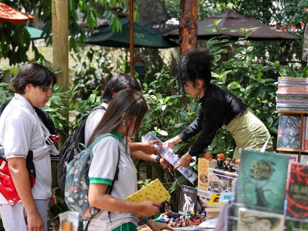 En la imagen aparecen jóvenes asistentes a la Fiesta del Libro de Medellín