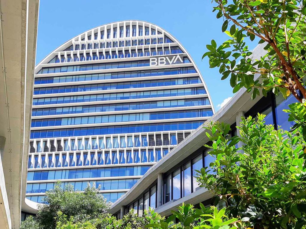 En la imagen aparece la sede principal de BBVA en Bogotá