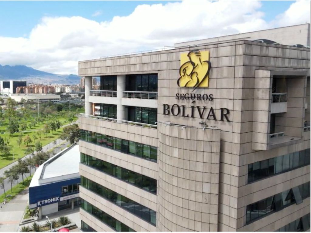 En la imagen aparece una de las sedes de Seguros Bolívar en Bogotá