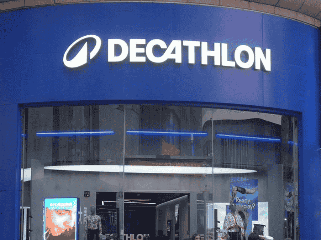 En la imagen se ve la fachada de una tienda de Decathlon