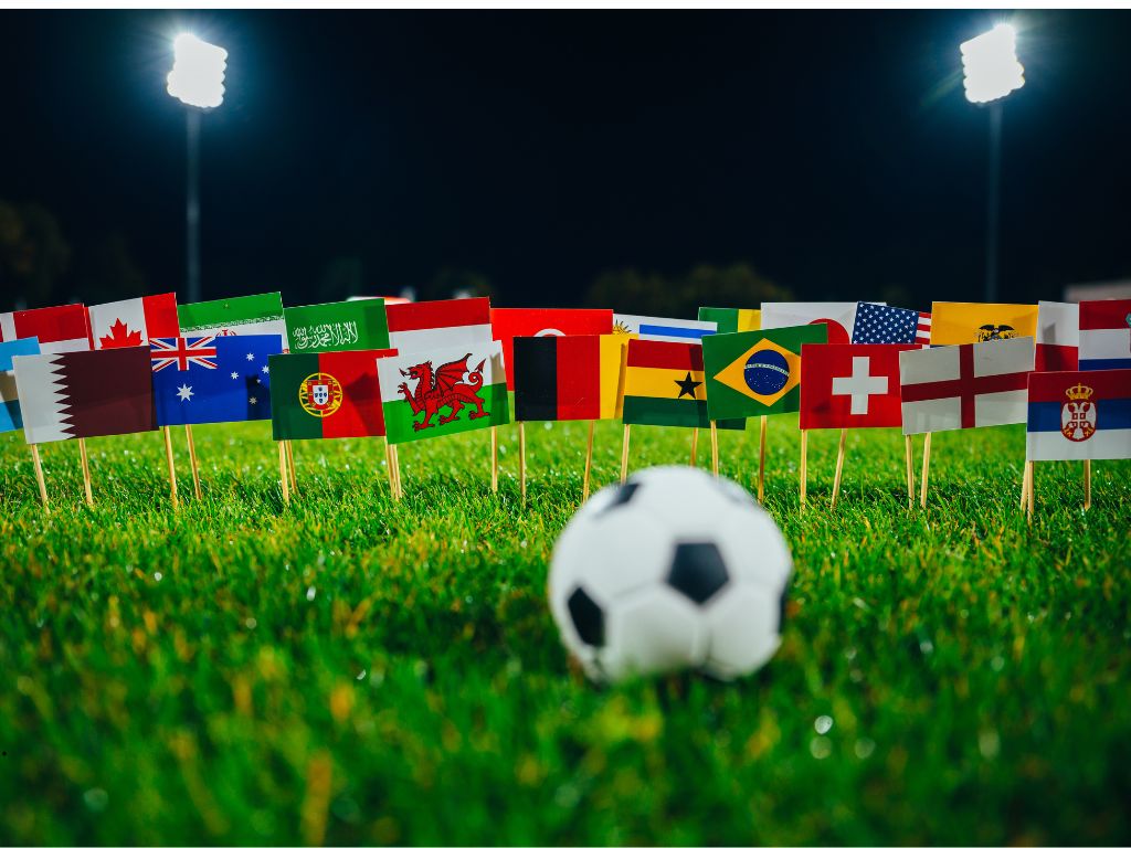 En la imagen se muestran las banderas de los equipos que participarán en el mundial y un balón de fútbol