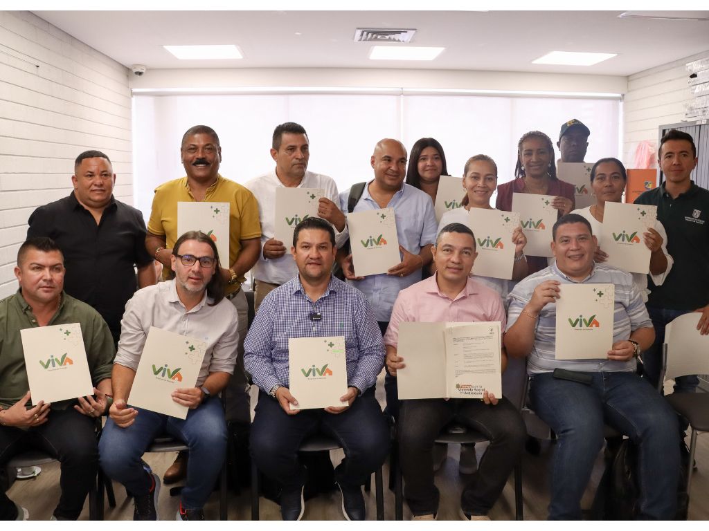 En la imagen se ven los alcaldes que firmaron el convenio con VIVA para desarrollar proyectos de vivienda en sus territorios