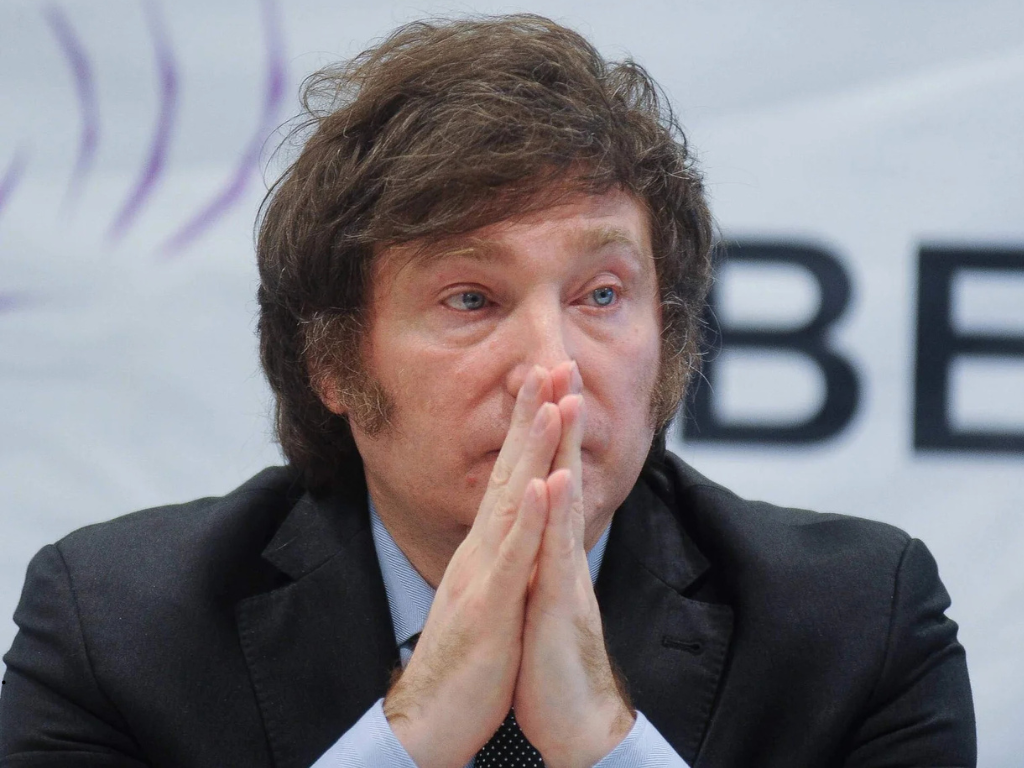 Foto: Cortesía. El peso argentino aceleró su derrumbe este viernes, perforando el techo de la banda de flotación establecida por el gobierno de Javier Milei.