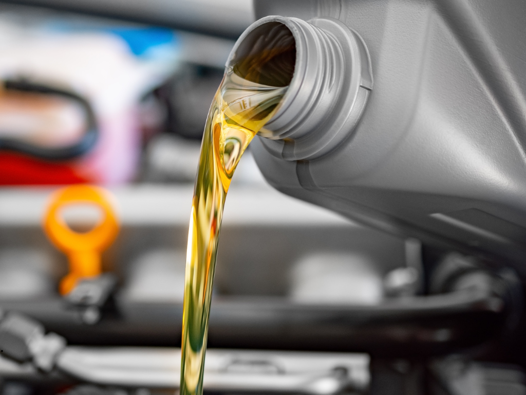 Foto: Canva. Millones de conductores ignoran la revisión frecuente de dos fluidos clave: el aceite del motor y el líquido de frenos.