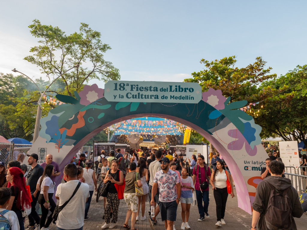 En la imagen se ve el desarrollo de la Feria del Libro en Medellín