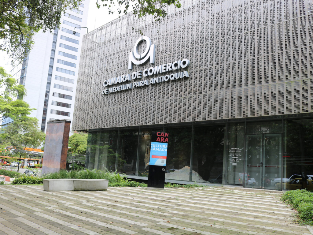 En la imagen aparece la fachada de la sede de la Cámara de Comercio de Medellin en El Poblado