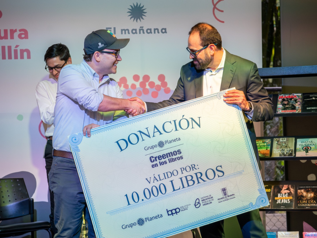 En la imagen se ve la entrega simbólica de Grupo Planeta a la ciudad de Medellín