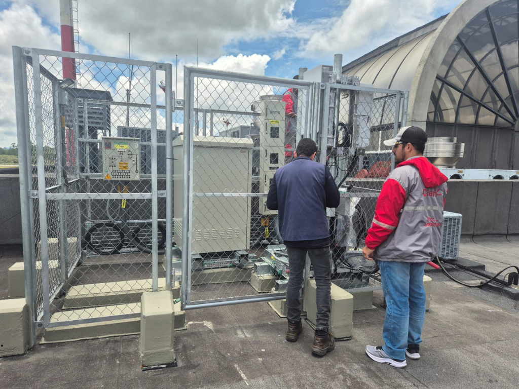 En la imagen se ven dos técnicos de Claro, instalando una terminal 4G para mejorar la conectividad del Aeropuerto José María Córdova