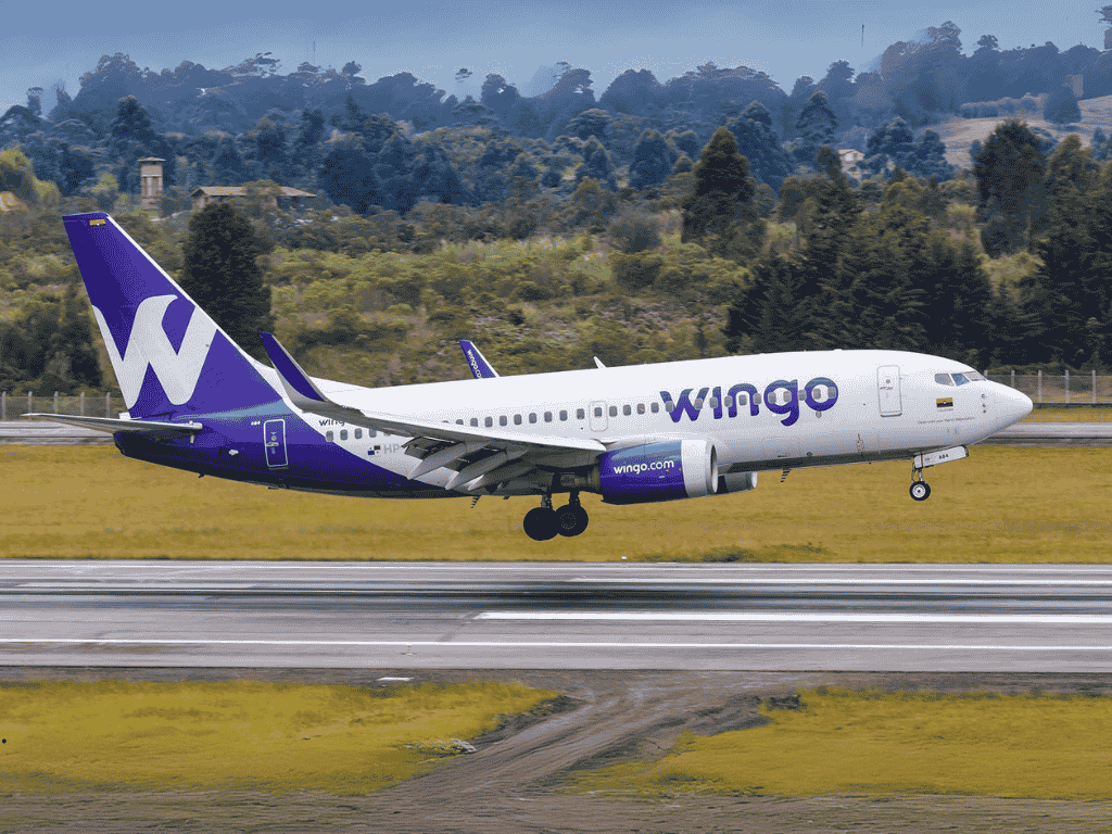 En la imagen se ve un avión de Wingo despegando