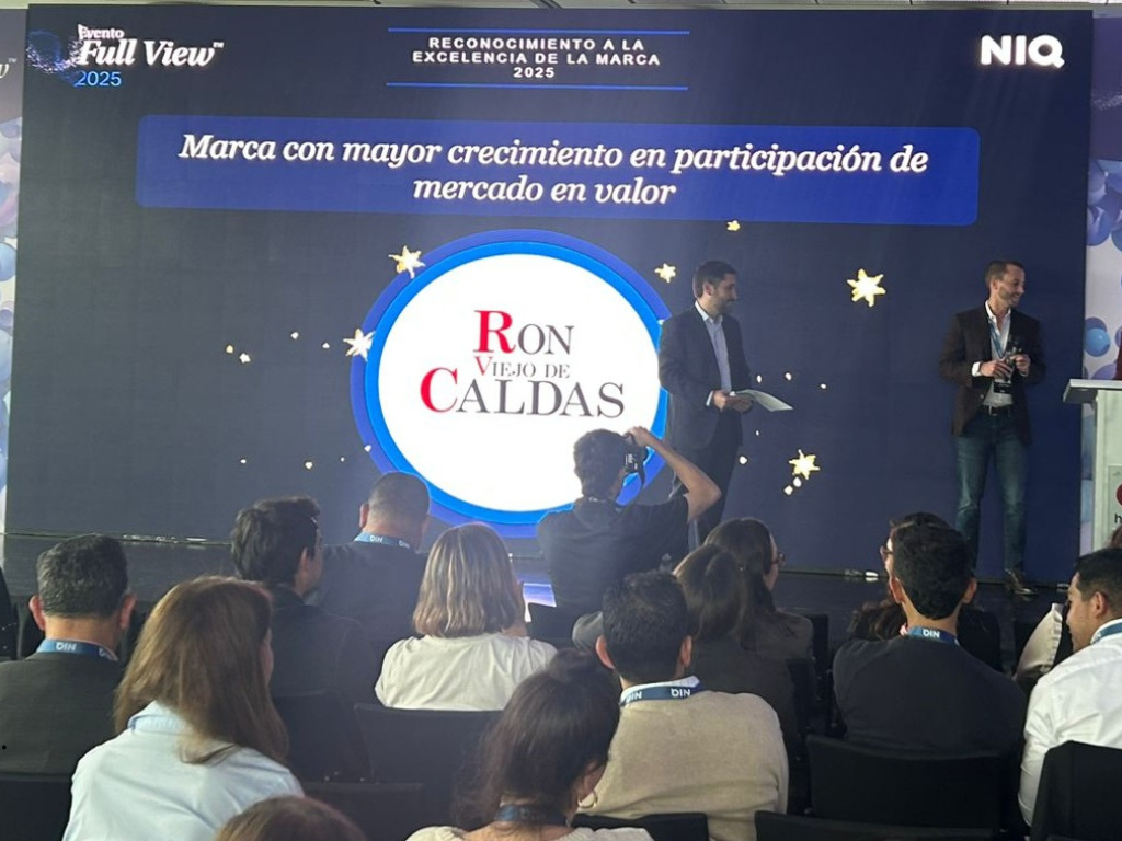 Foto: ILC. Ron Viejo de Caldas fue galardonada con el premio a la marca con mayor crecimiento en los Premios NIQ Full View 2025 - Colombia.