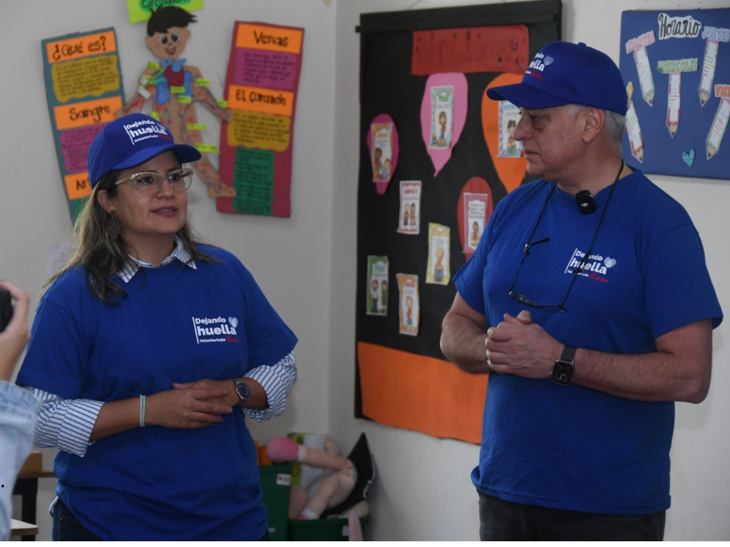 En la imagen aparecen Carolina Giraldo, Secretaria de Educación y el presidente de Postobón Miguel Fernando Escobar