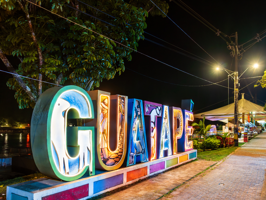 En la imagen se ve el municipio de Guatapé en Antioquia.