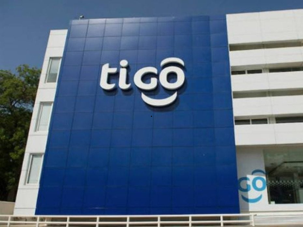 En la imagen se ve la fachada de una sede de Tigo.