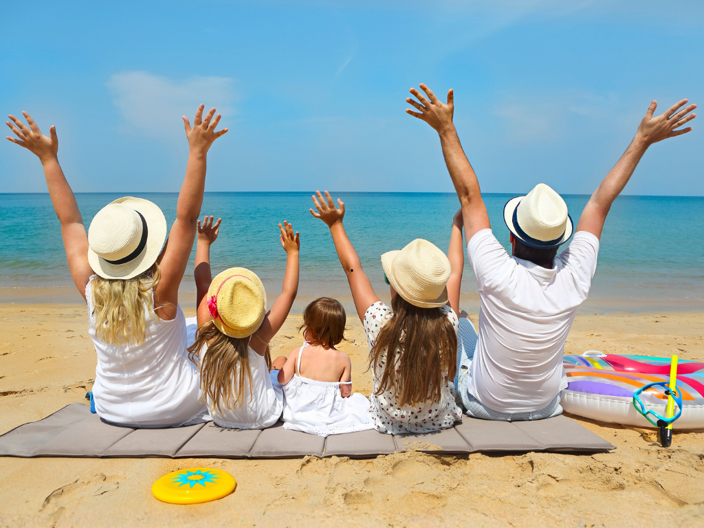 En la imagen se ve una familia de vacaciones en la playa.