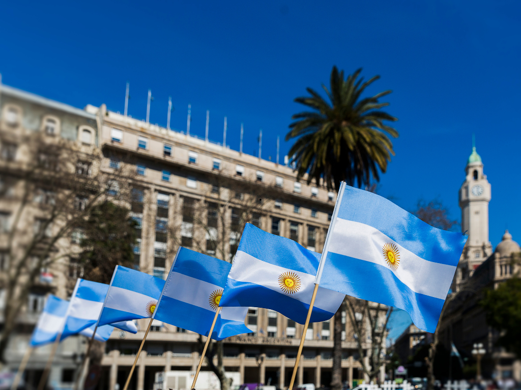 En la foto se ven banderas argentinas.