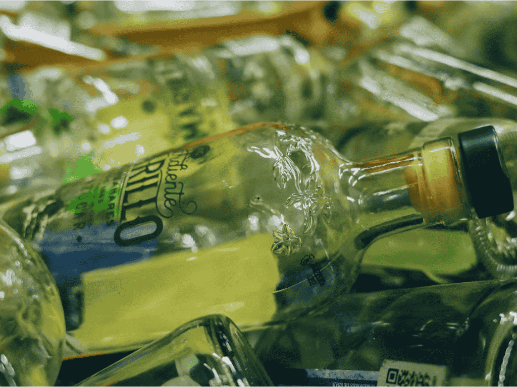 Foto: Cortesía.Aguardiente Amarillo de Manzanares en Antioquia, implementa programa de RSE enfocado en la recolección certificada de envases posconsumo.