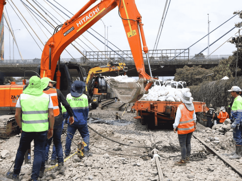 En la imagen se ven las obras de reparación de la socavación presentada en el Metro de Medellín.