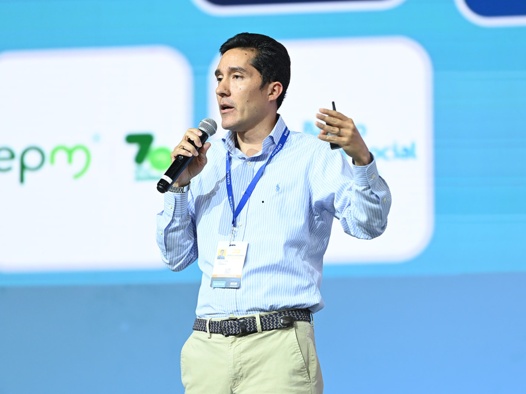 En la imagen aparece Luis Fernando Mejía, Director Ejecutivo de Fedesarrollo en el Congreso de Camacol 2025.