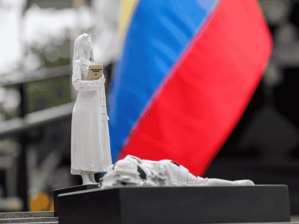 Foto: Distrito de Medellín. El alcalde Federico Gutiérrez Zuluaga entregó una escultura que conmemora los 40 años del holocausto del Palacio de Justicia.