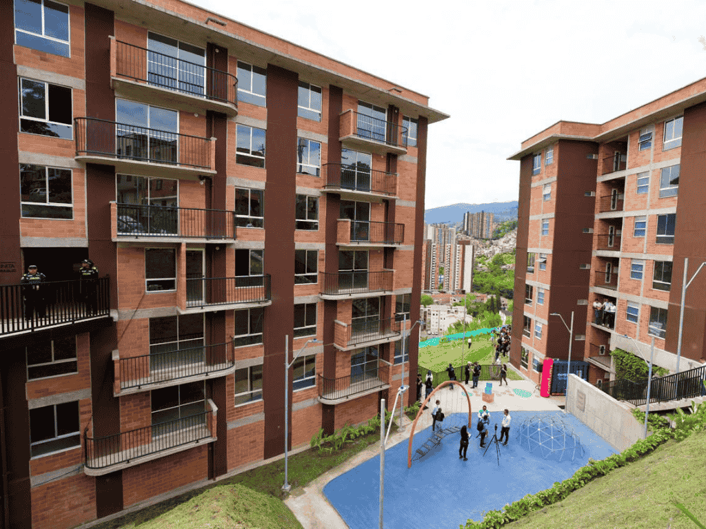 Foto: Distrito de Medellín- 106 familias recibieron el proyecto La Colinita, una iniciativa de Vivienda (VIS) gracias a alianza entre entidades públicas y privadas.