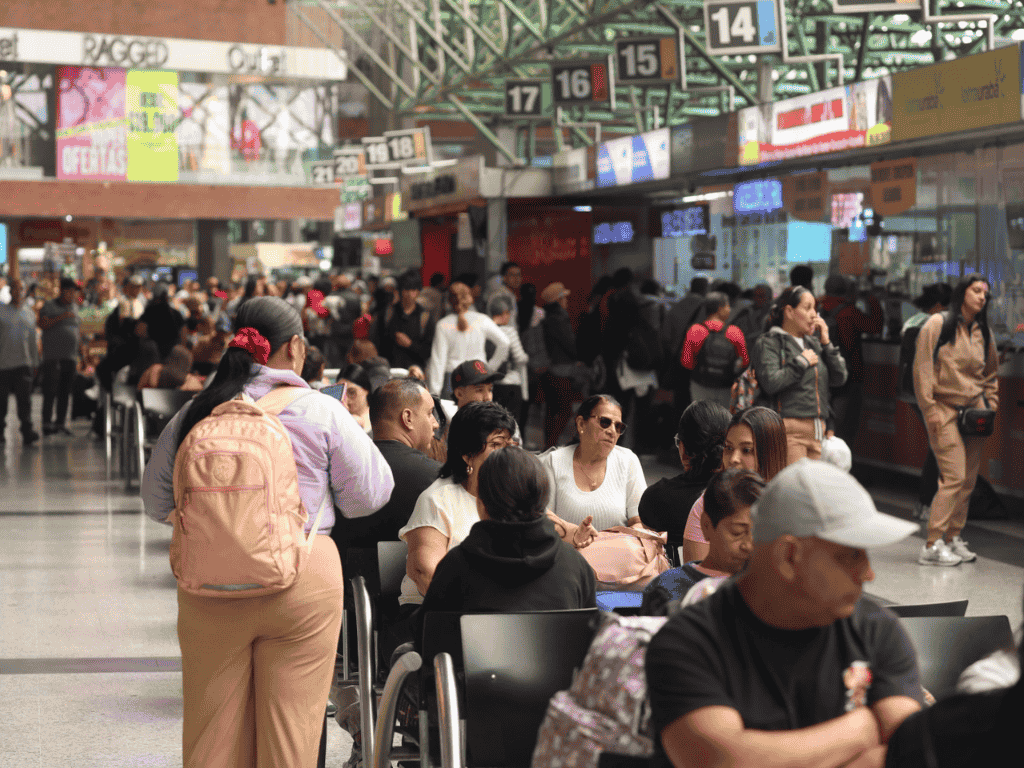 En la imagen se ven viajeros en la Terminal de Transportes del Norte de Medellín.