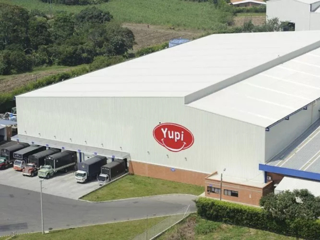 En la imagen se ve la fachada de una planta de producción de la empresa Yupi.