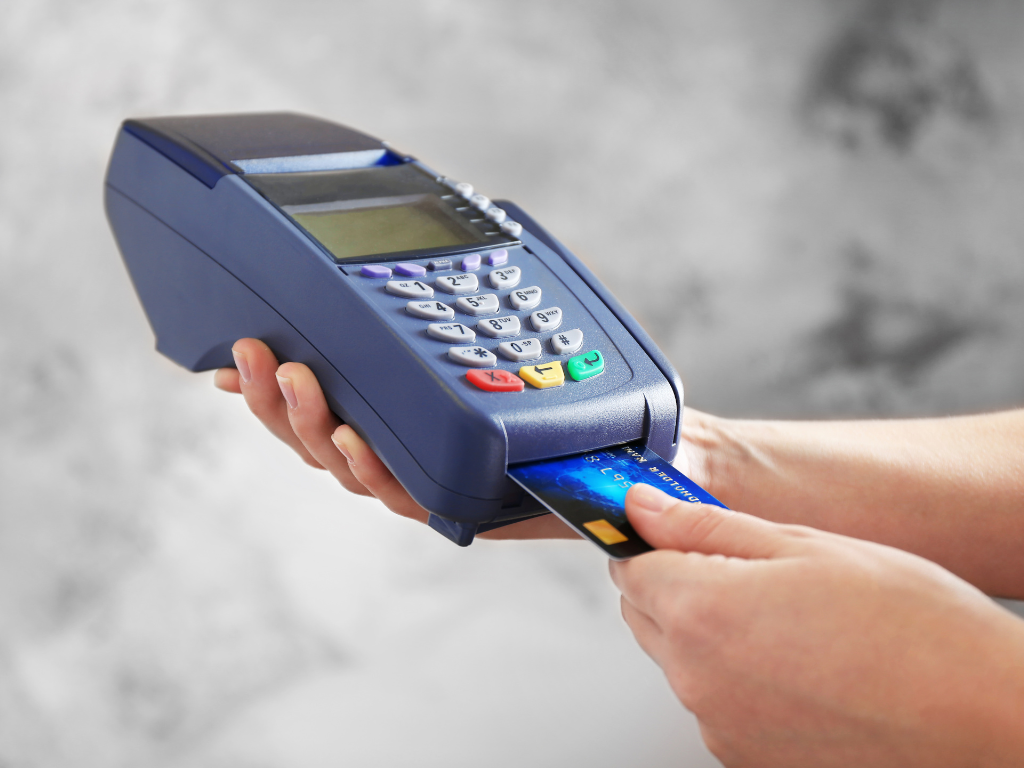 Foto: Canva. Los clientes con tarjeta débico de BBVA Colombia pueden retirar efectivo en cualquiera de las 2.700 tiendas D1 del país,