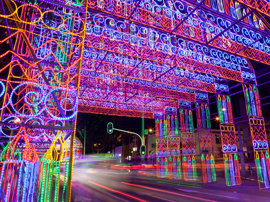 En la imagen se ve una panorámica de Medellín con los alumbrados navideños.