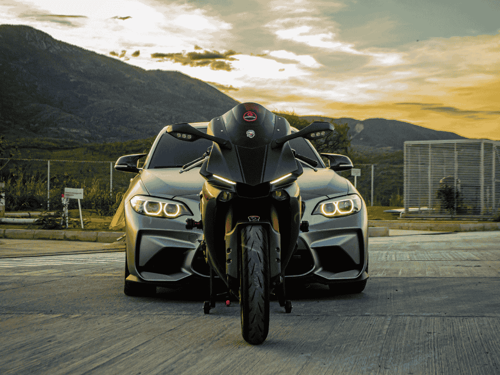 Foto: Canva. El Gobierno presentó proyecto que eleva los aranceles de importación para automóviles y motocicletas impulsados por motores de combustión.