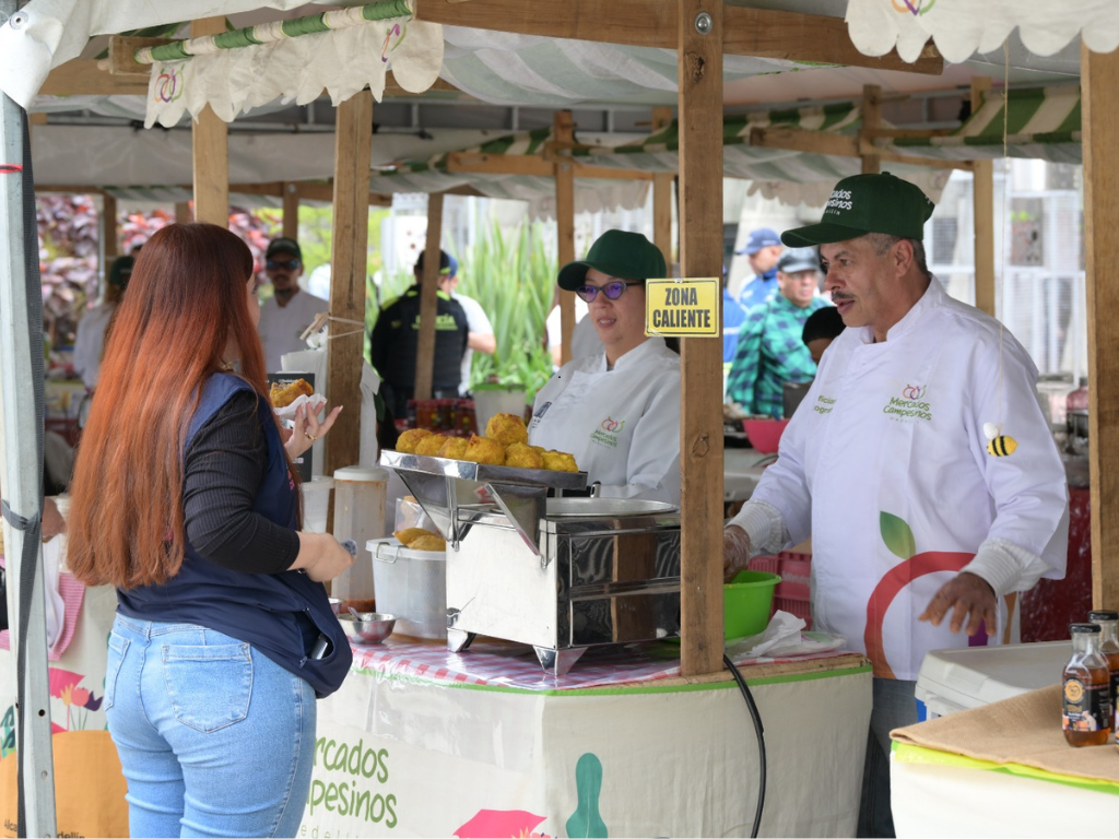 Foto: Distrito de Medellín. La Alcaldía de Medellín conmemoró los 37 años de la estrategia Mercados Campesinos, conectando productores rurales con consumidores urbanos.