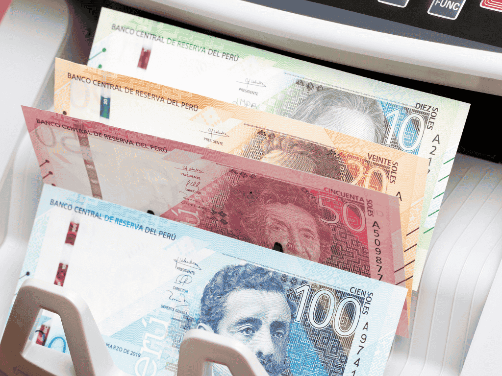 En la imagen se ven billetes de diferentes denominaciones del Perú.