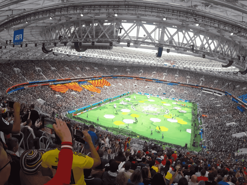 Aunque las exportaciones generales a México han mostrado una tendencia decreciente en 2025, alcanzando USD $1.155,6 millones hasta septiembre, el Mundial FIFA 2026 se presenta como el catalizador ideal para reactivar este flujo comercial. Colombia llega fortalecida en segmentos clave: la moda creció 3,5% (destacando los pantalones con un 37,7%), los productos de belleza y cuidado personal suman USD $44 millones (+9,8%), y los snacks como el aceite de almendra de palma registran un alza del 31,8%, posicionándose como insumos esenciales para la demanda masiva que generará el evento. Más allá del consumo directo, la industria colombiana demuestra su integración en las cadenas de valor mexicanas con exportaciones estratégicas como cuadros y paneles eléctricos, que crecieron un extraordinario 190,3%, evidenciando su participación en la modernización de infraestructura para el torneo. El reto para los exportadores colombianos será capitalizar esta posición de fuerza para asegurar contratos con distribuidores, cadenas hoteleras y minoristas, transformando la oportunidad puntual del Mundial en una relación comercial sostenible con uno de sus principales socios en la región.