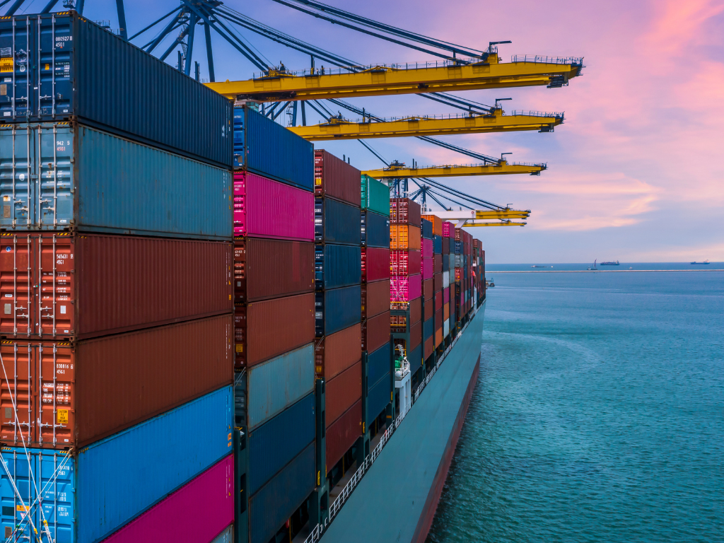 Foto: Canva. El buque CMA CGM Imagination tocará por primera vez Puerto Antioquia, en el Golfo de Urabá. El arribo está previsto para el mes de diciembre.