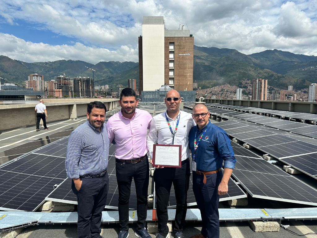 Foto: Parque Fabricato. Parque Fabricato puso en marcha una planta solar fotovoltaica de 313 kWp que generará más de 31.000 kWh mensuales.