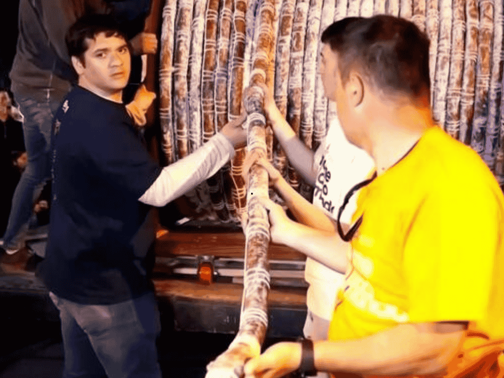 Foto: Cortesía. En el marco del Festival Chacinar del Salame y el Cerdo en Argentina, elaboraron y midieron el salami más largo del planeta.