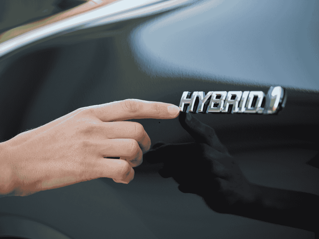 En la imagen se ve un vehículo híbrido.