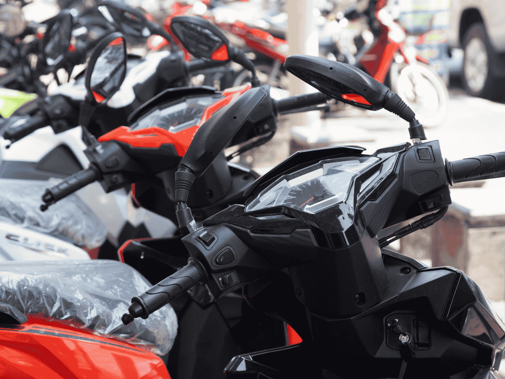 En la imagen se ven motocicletas nuevas.